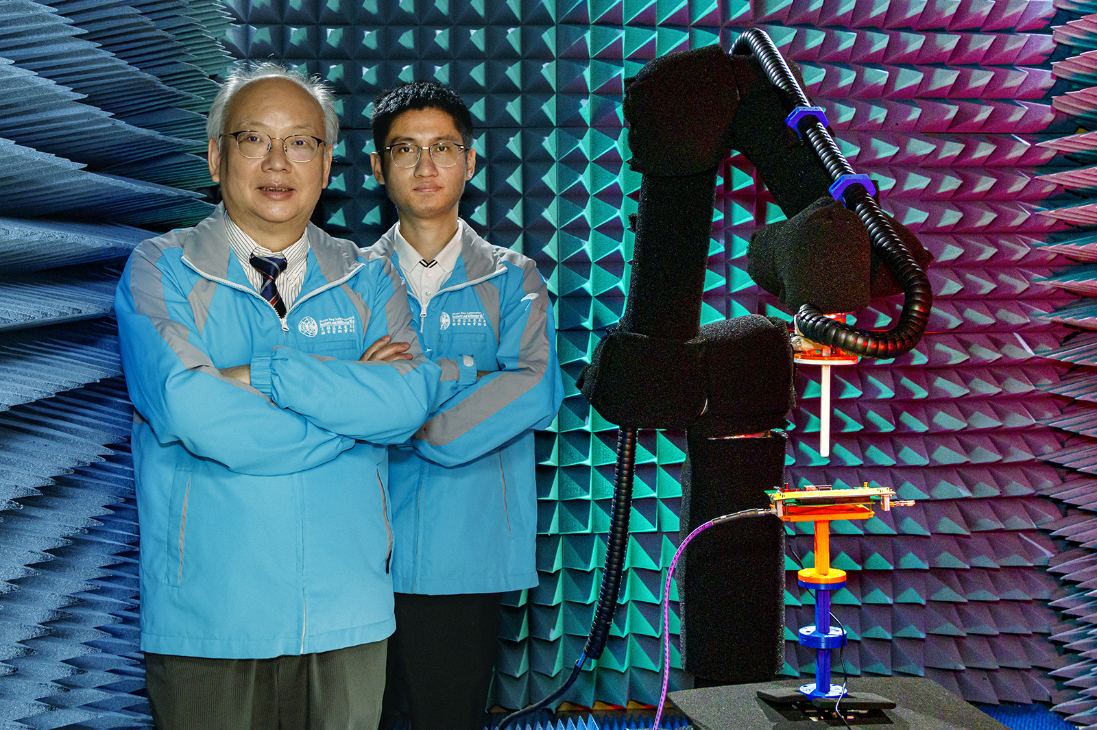 Prof. C H Chan and Dr Wu Gengbo with the new-generation space-time-coding antenna.